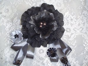 Серо-черный фантазийный цветок