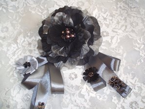 Черно-серый фантазийный цветок